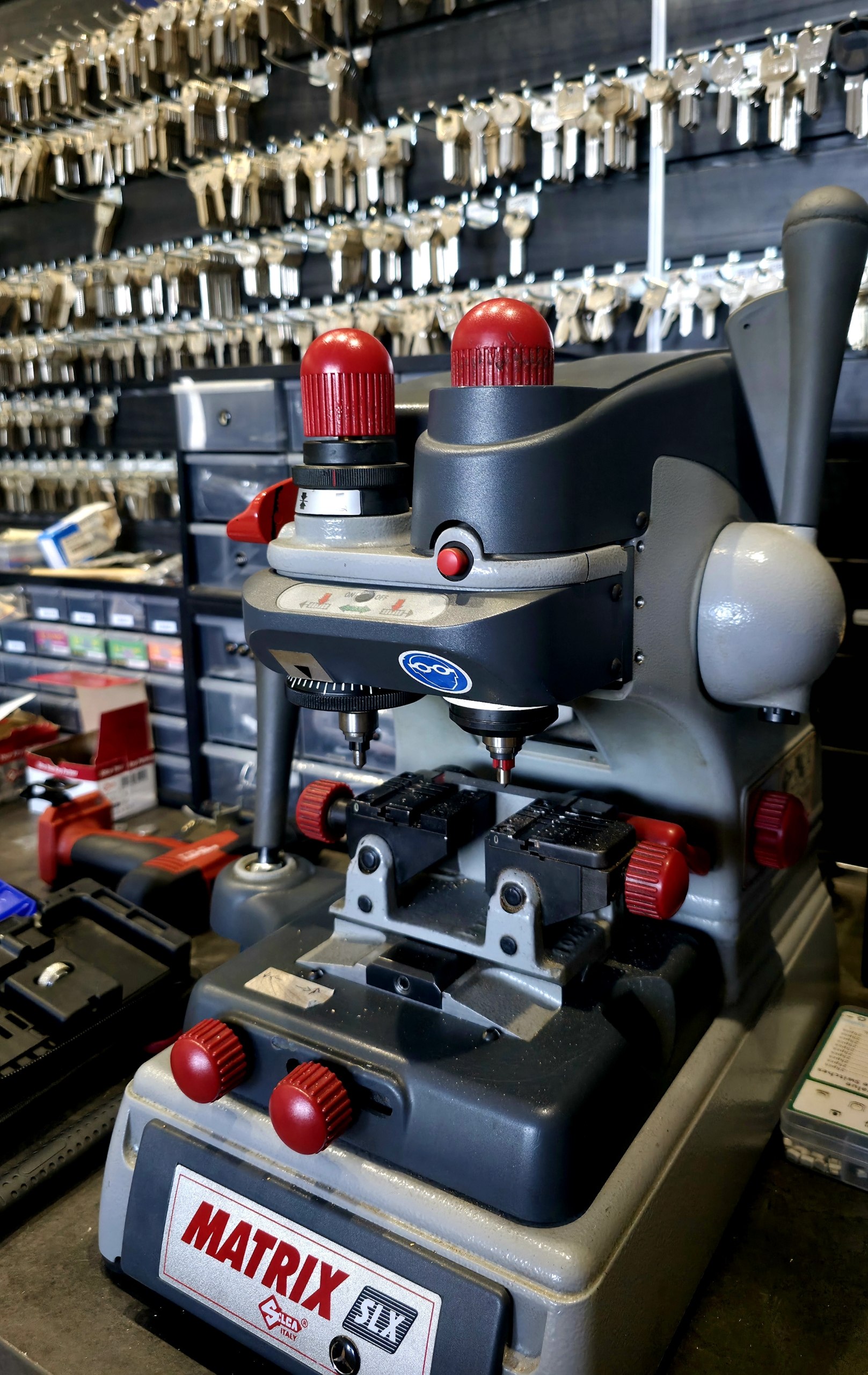 Machine MATRIX SLX de reproduction de clés en boutique à Marseille