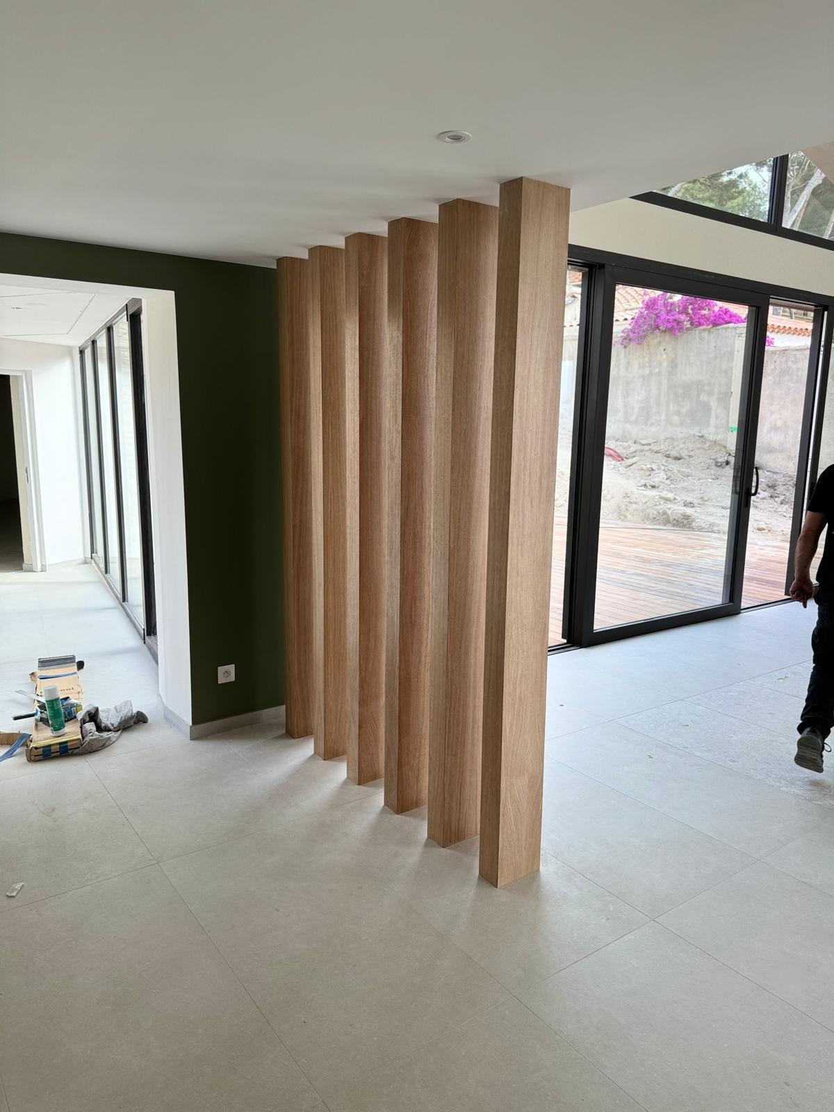 Grande baie aluminium et claustra bois, construction neuve