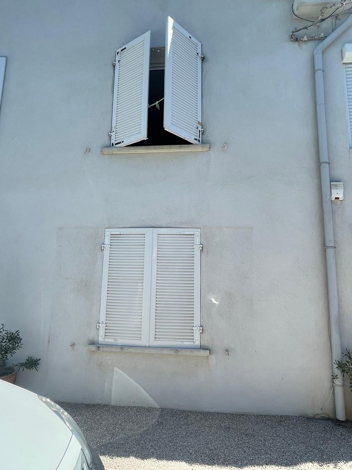 Volets battants blancs aluminium installés sur façade provençale
