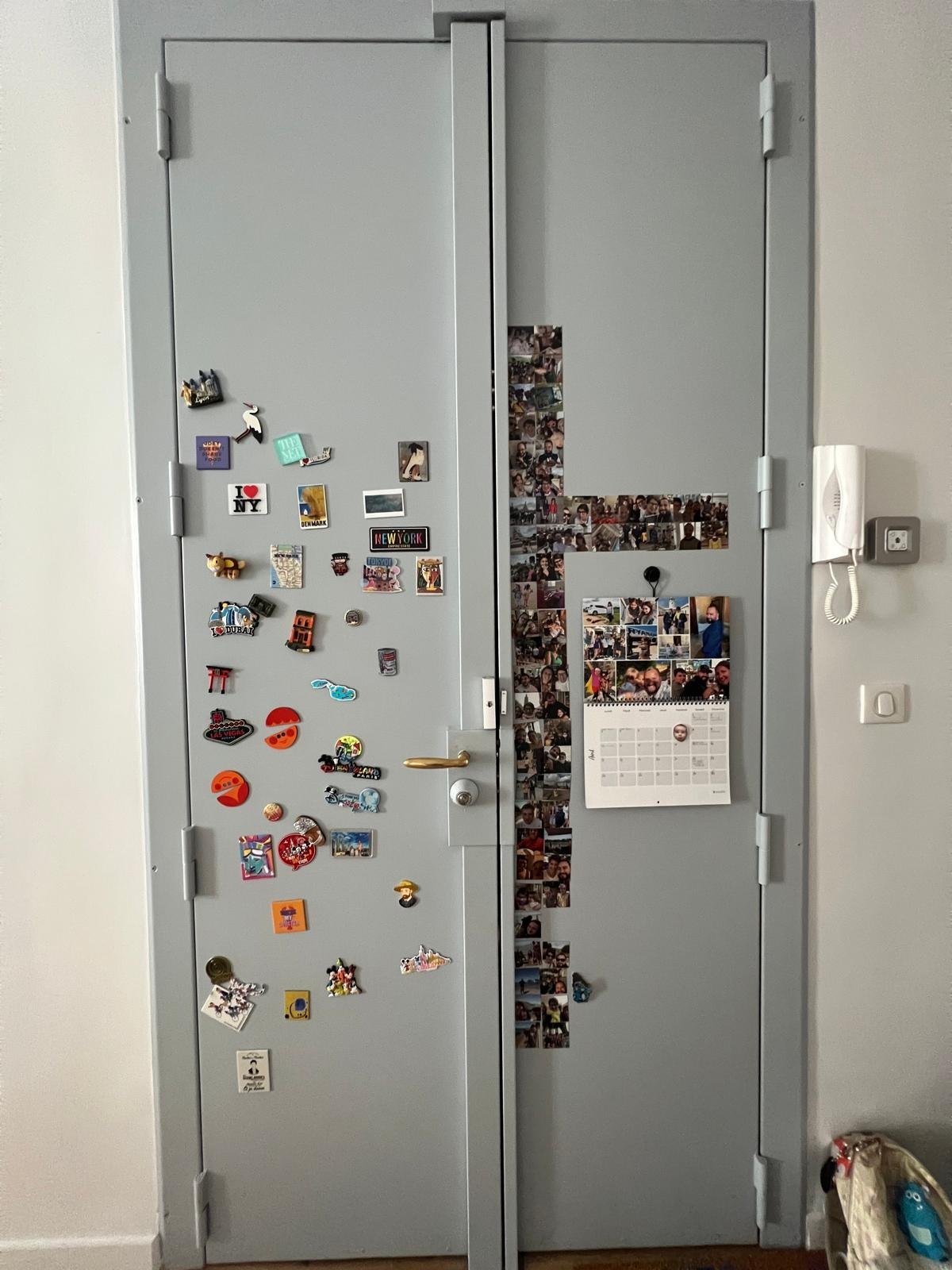 Porte blindée double vantaux grise avec interphone